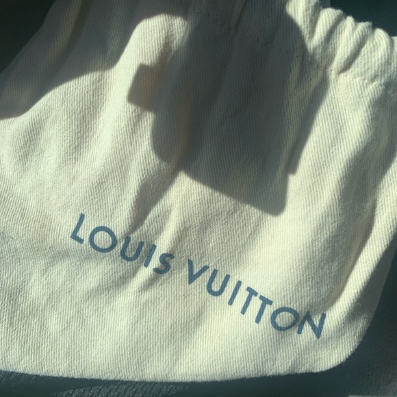 LV belt it is also for men so don’t trip - Picture 3 of 5